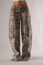 Men’s Camo Cargo Pants with Utility Pockets and Relaxed Fit 0