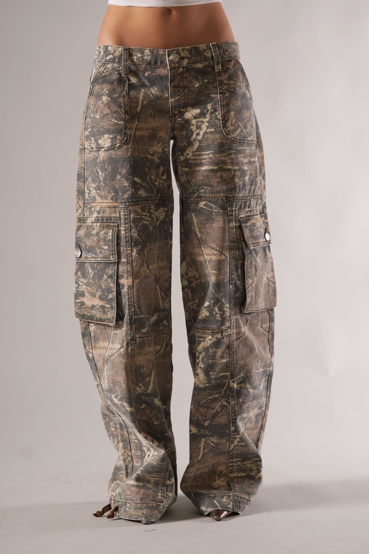 Men’s Camo Cargo Pants with Utility Pockets and Relaxed Fit 0