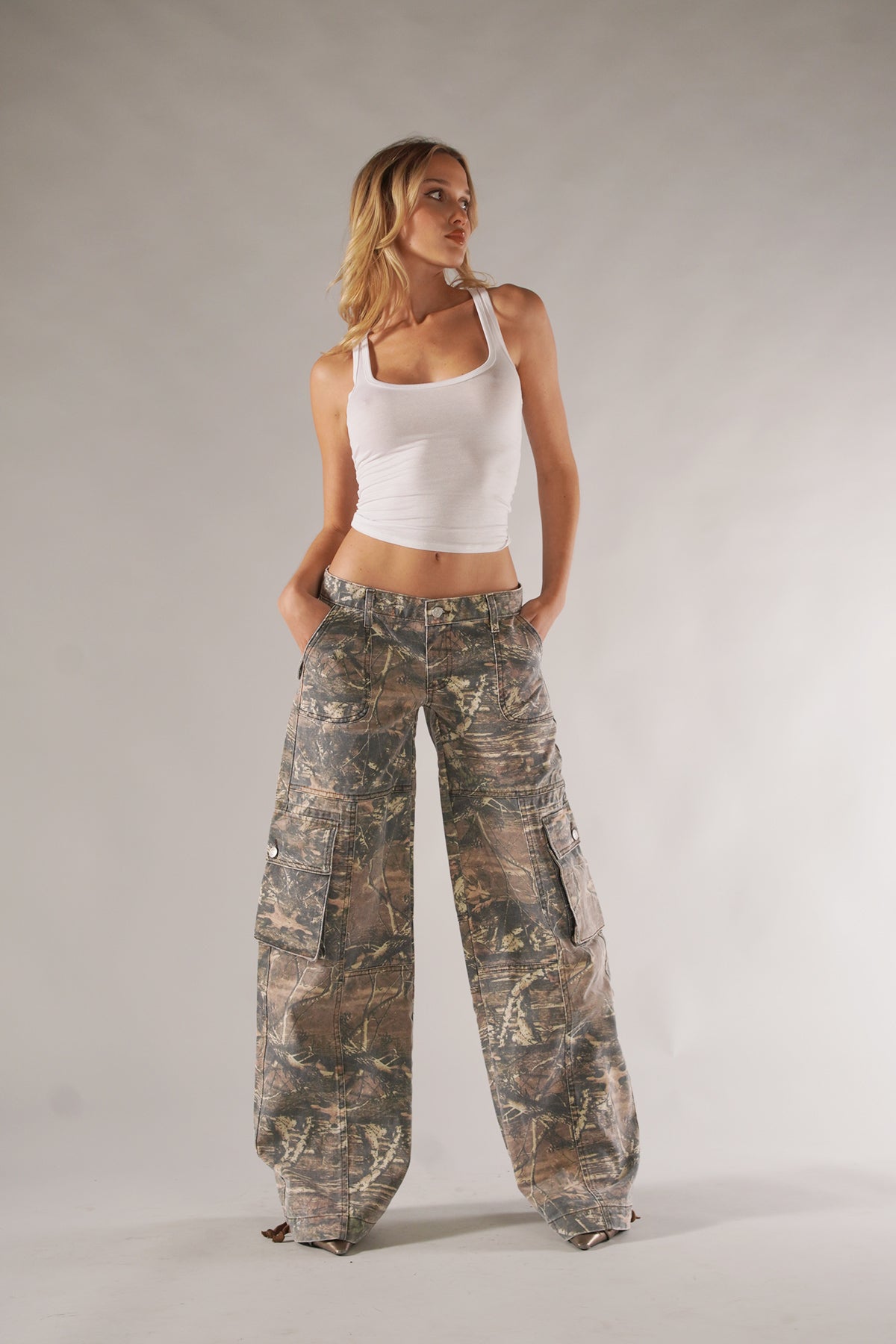 Men’s Camo Cargo Pants with Utility Pockets and Relaxed Fit 3