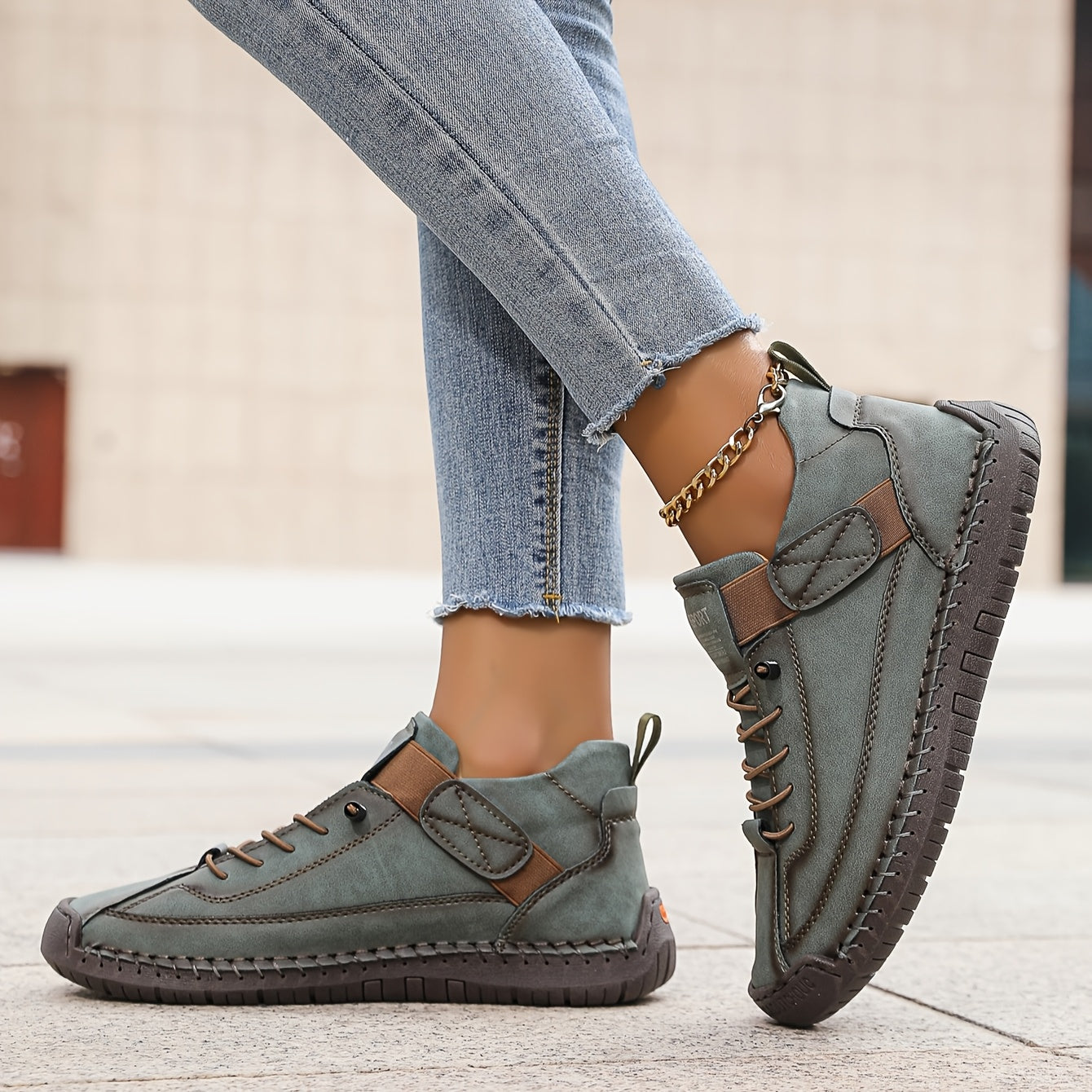Women's Cushioned Low-Top Sneakers with Textured Sole 1